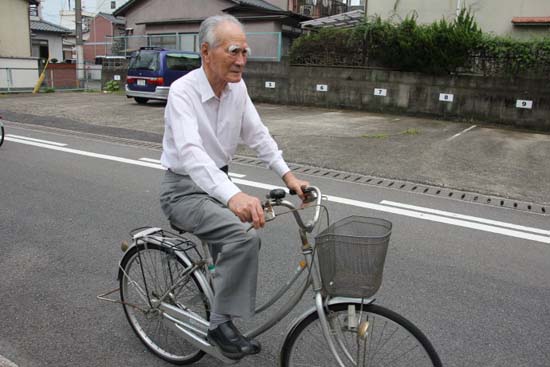 村山富市：骑自行车去超市买菜的日本前首相